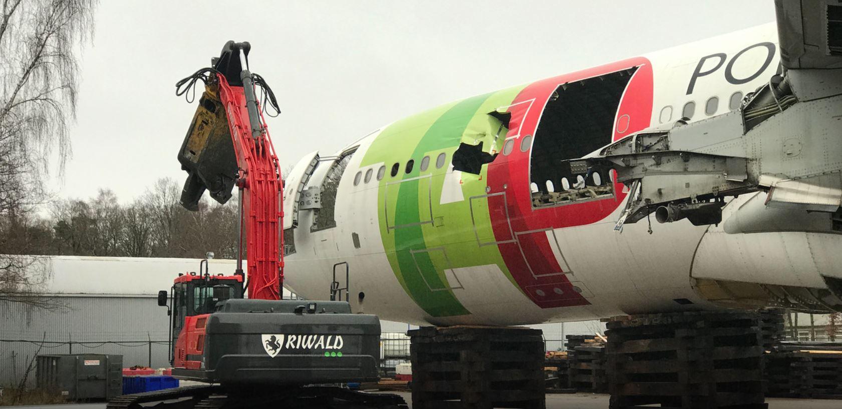 AELS en Riwald slopen en recyclen samen vliegtuigen op Twente Airport