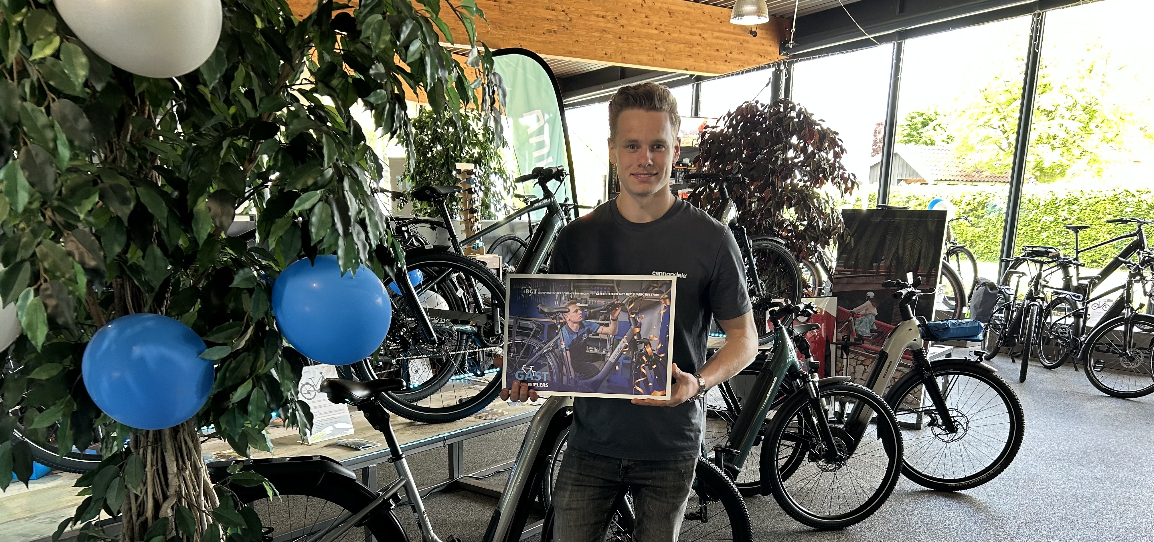 Gast Tweewielers bestaat 5 jaar en dat vieren we 9 mei groots! 🎉