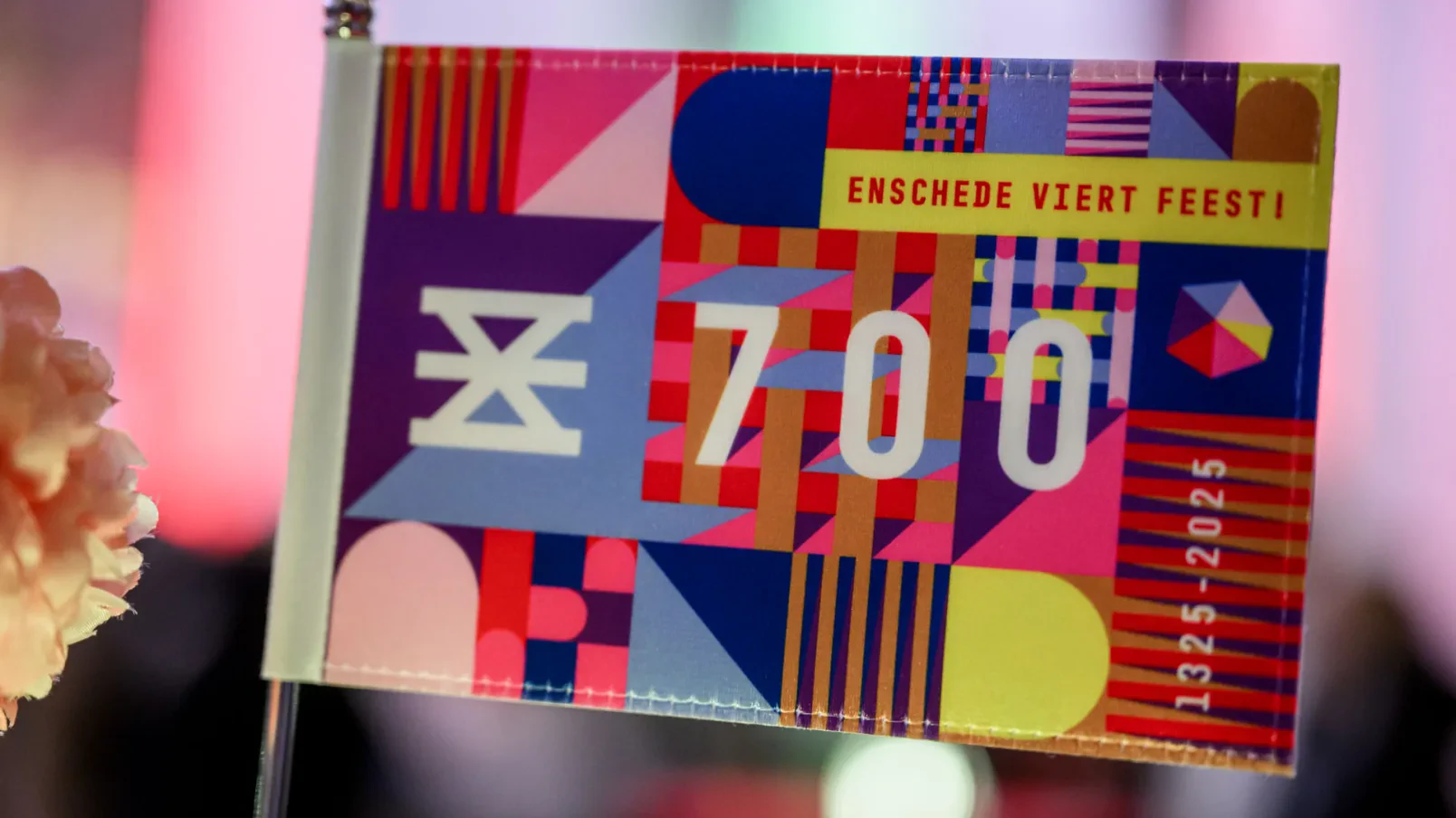 De vlag kan uit! Enschede is jarig!