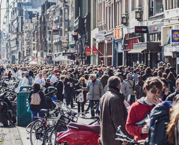 Amsterdam heeft een sterke bezoekerseconomie én een leefbare binnenstad nodig. Die twee belangen staan niet tegenover elkaar.