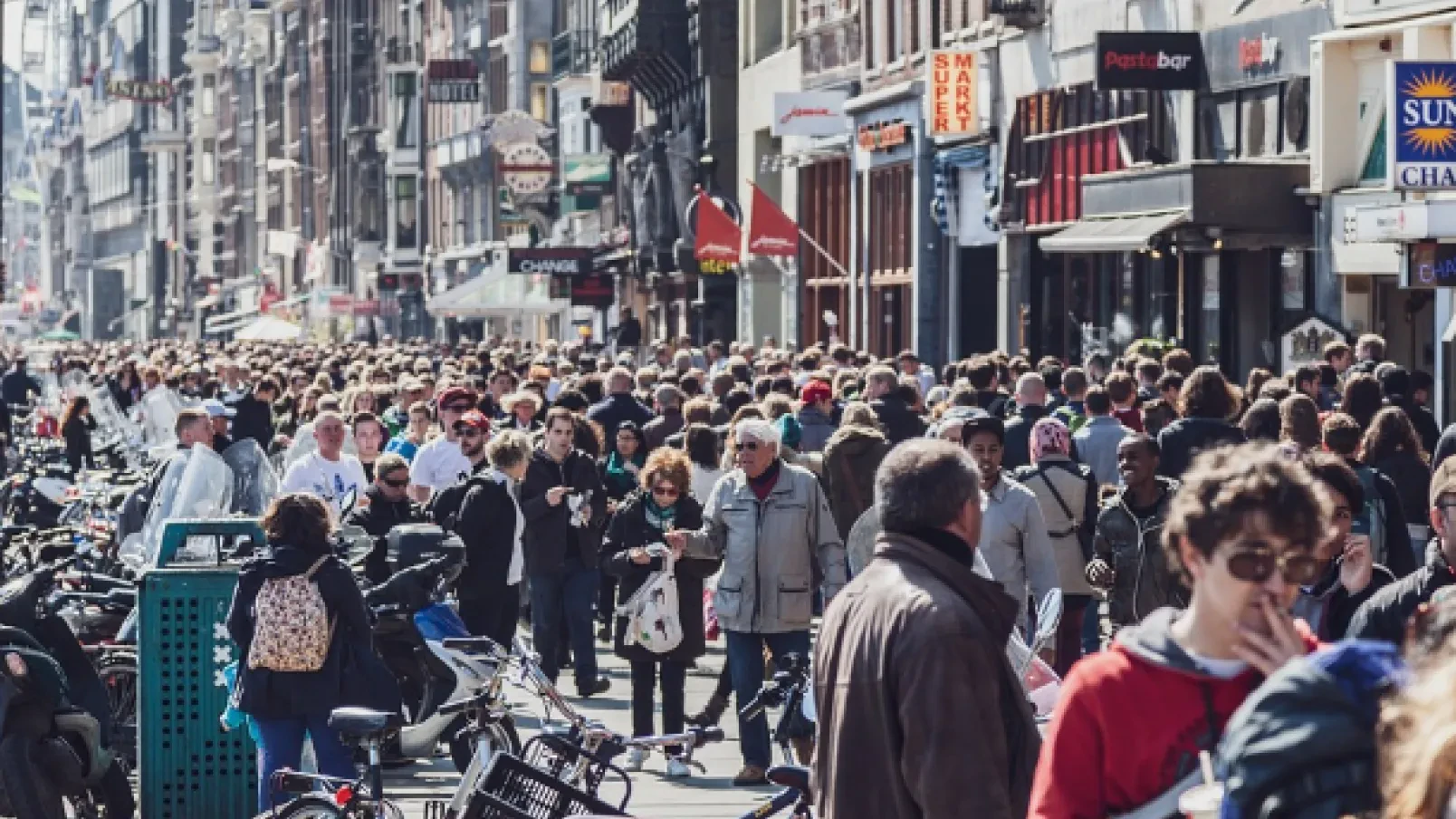 Amsterdam heeft een sterke bezoekerseconomie én een leefbare binnenstad nodig. Die twee belangen staan niet tegenover elkaar.
