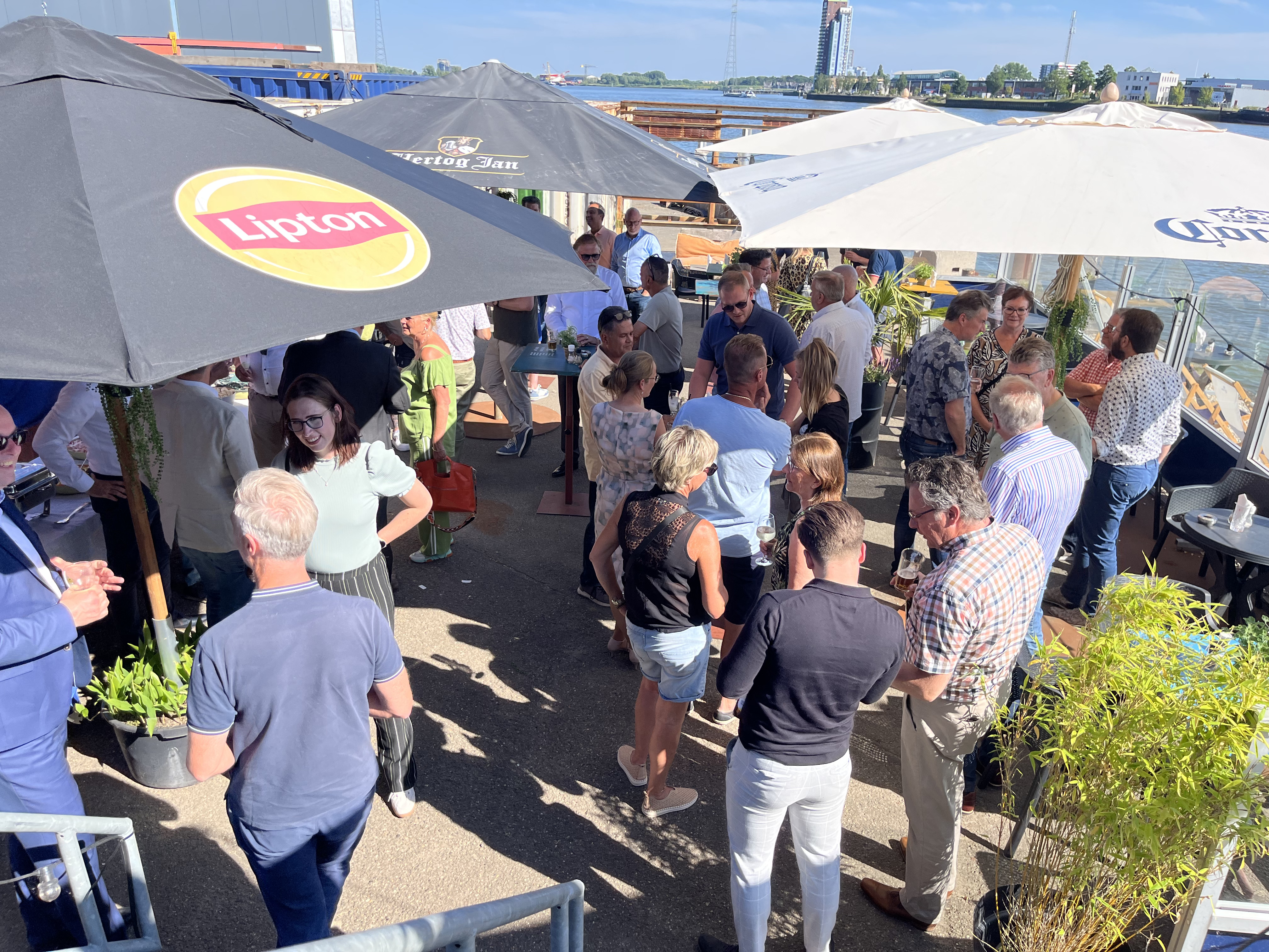 Borrel na bedrijfsbezoek bij Hollandia 